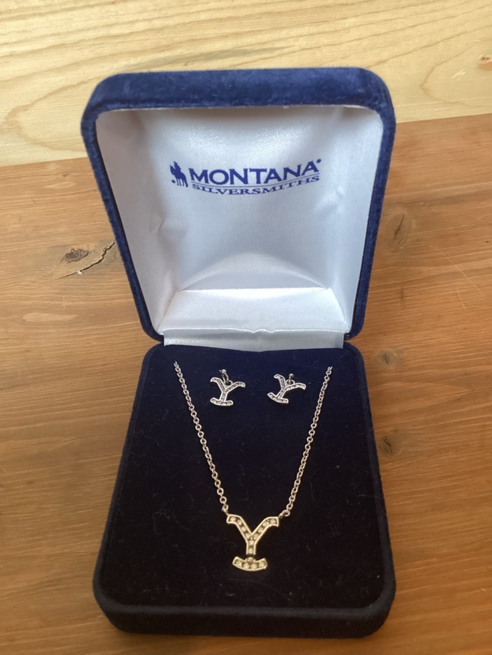 Montana Silversmiths Silver-Tone Yellowstone Pendant Necklace and Earrings Set